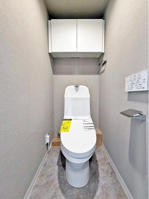 よこすか海辺ニュータウンゲートスクエアザタワーハウスのトイレ|落ち着いた色調のトイレです