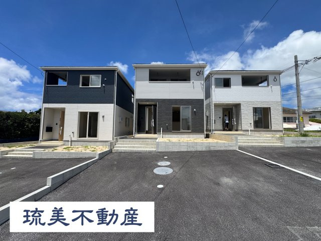 読谷村大木　第4（全3棟）2号棟の外観|2号棟　並列駐車2台完備♪EV車充電設備付き♪