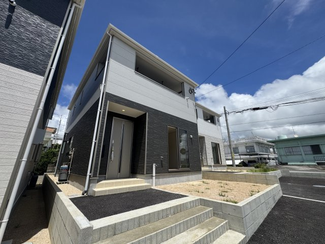 読谷村大木　第4（全3棟）2号棟の外観|2号棟　並列駐車2台完備♪EV車充電設備付き♪