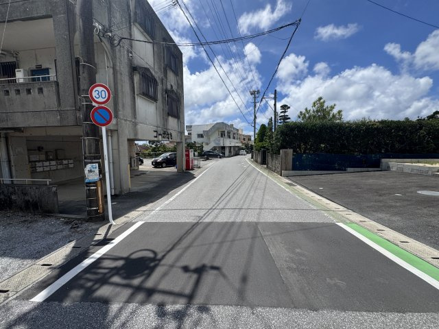 読谷村大木　第4（全3棟）2号棟の前面道路含む現地写真|※南側公道6.4m～12.28m♪
