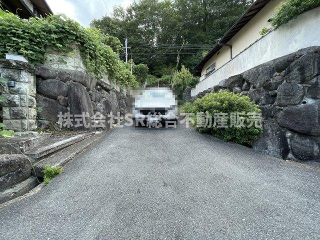 東豊浦町中古戸建の前面道路含む現地写真|弊社は、工務店と関係強化を徹底し、世界情勢やナフサショックの影響を受けずに材料確保を行い、納期も遅れることがございませんので、心配ご無用です！お気軽にご相談下さい。