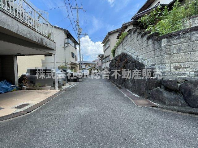 東豊浦町中古戸建の前面道路含む現地写真|当日予約も大歓迎です！土日祝、雨の日やお子様連れのお客様の送迎も可能ですのでお気になさらずお問合せ下さい。お仕事終わりのお時間にも柔軟に対応致しますのでお気軽にお申し付け下さいませ。