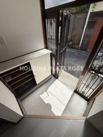 関守町２丁目貸家の玄関