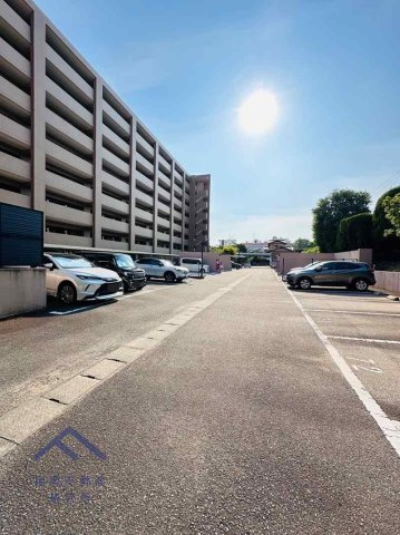 コスモ長丘パークフォルムの駐車場