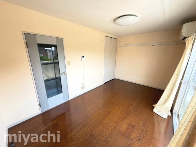 徳島市北矢三町４丁目のアパートの居間・リビング