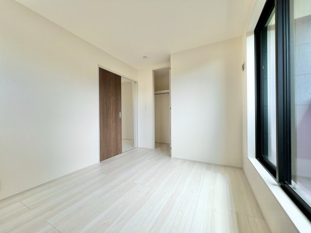 磐田市 前野の洋室|2階 5.4帖のお部屋になります。コンパクトではありますが、明るい空間でお子様のお部屋にピッタリです♪