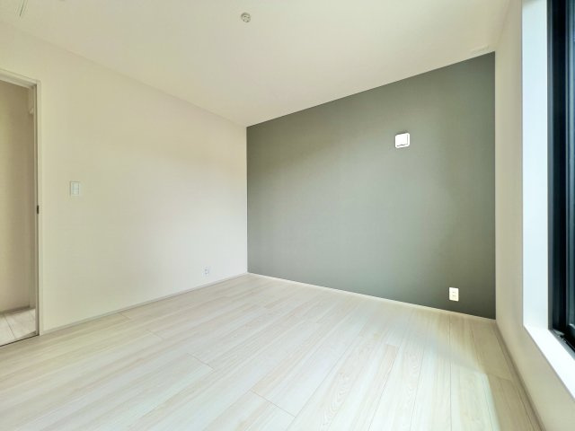 磐田市 前野の洋室|2階 5.6帖のお部屋になります。大きな窓があり明るく、気持ちの良い風が吹き込みます。