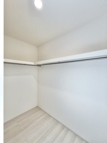 磐田市 前野の洋室|2階 6.1帖のお部屋になります。こちらも大きな窓があり明るく、バルコニーへ行き来できるお部屋です。