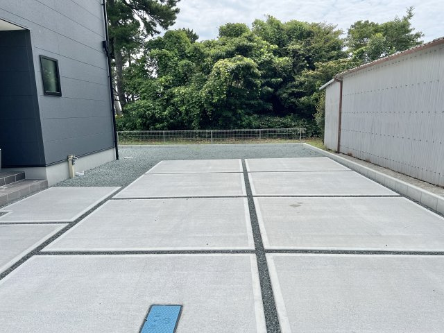 磐田市 前野の玄関|シックな色味の玄関扉とシューズBOXは、家族の出発や出迎えを温かい空間で迎えてくれます。