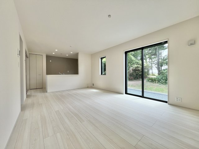 磐田市 前野の外観|ナチュラルな雰囲気の約16.7帖リビングは、大きな窓があり明るく気持ちの良い風が通ります☆