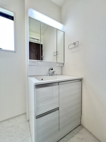 磐田市 前野の洋室|1階 キッチン横の約4.4帖のお部屋になります。在宅ワークにピッタリですよ！