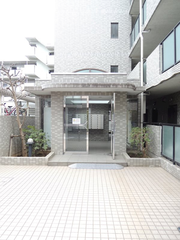 イーストパーク胡録台のエントランス