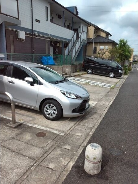 シャトウ山田の駐車場