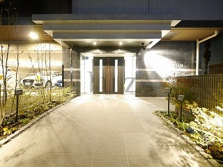 レイリス横浜井土ヶ谷エーゼットのエントランス