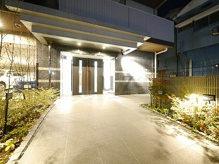 レイリス横浜井土ヶ谷エーゼットのエントランス