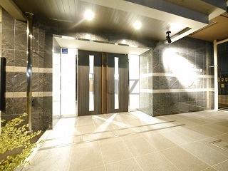 レイリス横浜井土ヶ谷エーゼットのエントランス