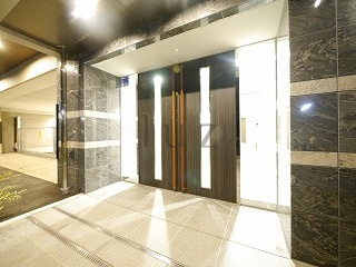 レイリス横浜井土ヶ谷エーゼットのエントランス
