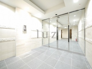 レイリス横浜井土ヶ谷エーゼットのエントランス