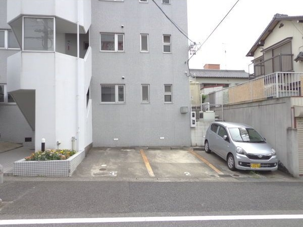 シャトー新樹の駐車場