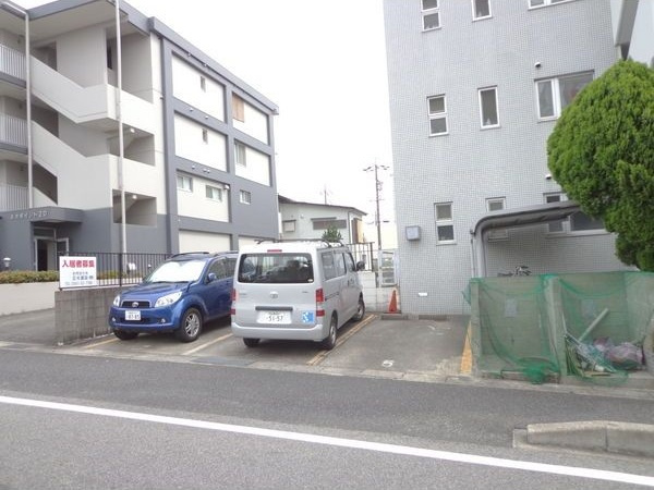 シャトー新樹の駐車場