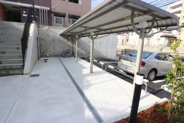 イーストブルー六番館の駐車場