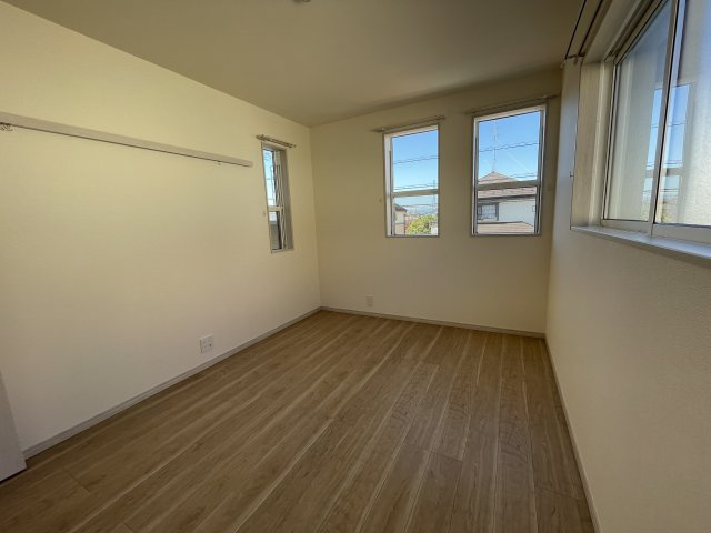 並木町3丁目戸建賃貸住宅の居間・リビング|洋室３