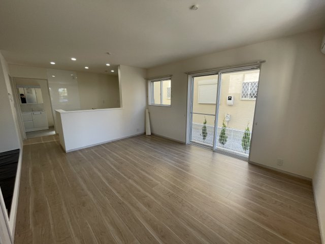並木町3丁目戸建賃貸住宅の居間・リビング|おしゃれな居間です