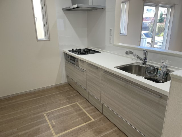 並木町3丁目戸建賃貸住宅のキッチン|床下収納付きでございます。ガスコンロ３口グリルつきでございます。