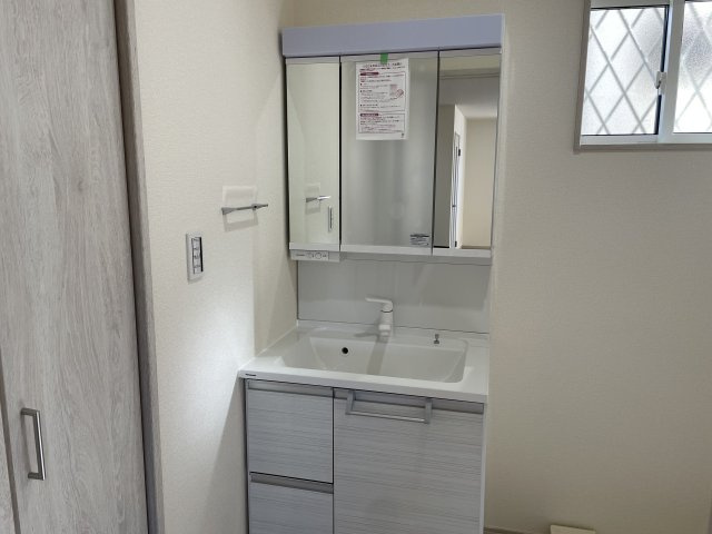 並木町3丁目戸建賃貸住宅の洗面所|忙しい朝には欠かせない洗面所です