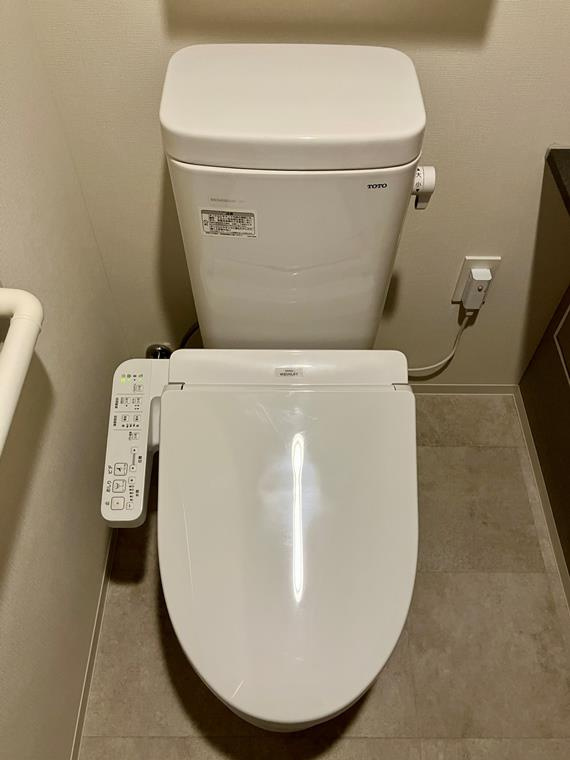 プラウドシティ国立のトイレ|落ち着いた色調のトイレです