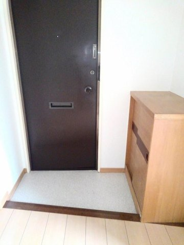 ハイツ青木の玄関|収納もある玄関です