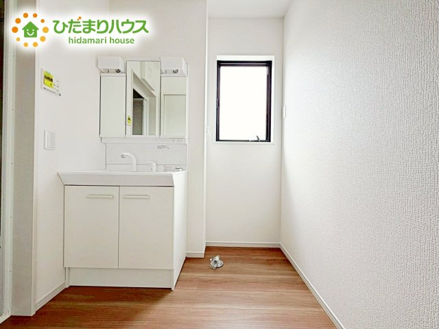 【独立洗面台】 | ひたちなか市市毛4期　新築戸建　1号棟 | 大きな三面鏡の独立洗面。鏡の後ろは収納となっているのでスッキリと整理できます！