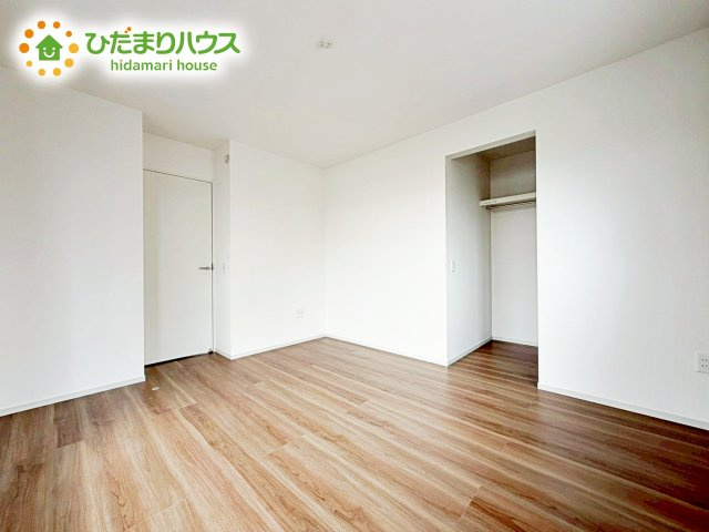 【寝室】 | ひたちなか市市毛4期　新築戸建　1号棟 | バルコニーに面していて、たっぷり光りの入る明るい主寝室です！
