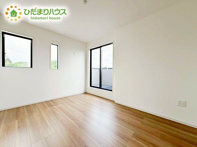 【洋室】 | ひたちなか市市毛4期　新築戸建　1号棟 | 白い壁の洋室は、太陽の光だけでも十分明るく感じられますね