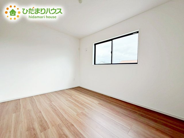【洋室】 | ひたちなか市市毛4期　新築戸建　1号棟 | 明るい洋室。たっぷり収納があるから、お部屋をいつもすっきりキープ。ナチュラルテイストのインテリアがお好きな方におすすめです。