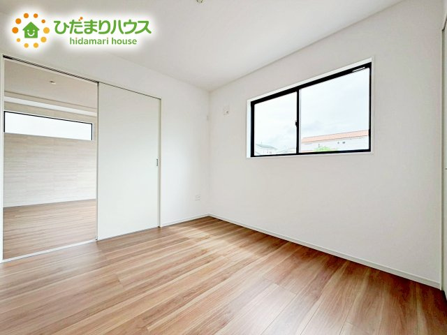 【洋室】 | ひたちなか市市毛4期　新築戸建　1号棟 | リビングとフラットに繋がる洋室は、多目的に活用できる便利な空間です。