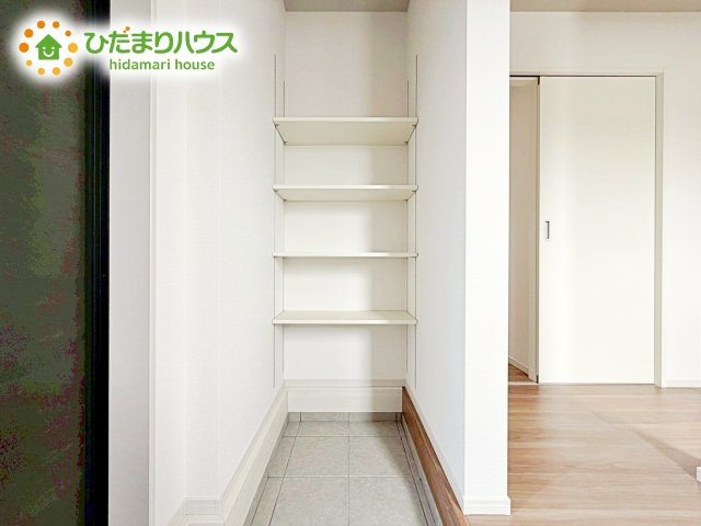 【収納】 | ひたちなか市市毛4期　新築戸建　1号棟 | 玄関収納充実。明るい光が差し込む清潔感あふれる玄関。