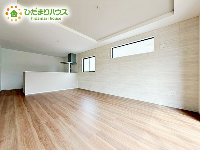 【居間・リビング】 | ひたちなか市市毛4期　新築戸建　1号棟 | 家族との大切な時間を多く過ごすリビング。ゆったりとした広さのある空間で会話も弾みます♪大きい窓からは明るい日差しが差し込みます。居心地の良いリビングでおうち時間を楽しんで！