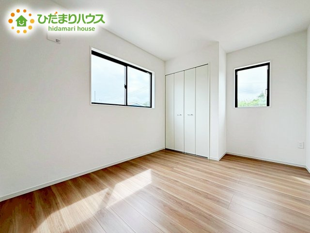 【洋室】 | ひたちなか市市毛4期　新築戸建　1号棟 | 二面採光の設計で明るい時間帯は陽が入り、リラックス出来るお部屋となっています。