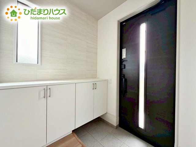 【玄関】 | ひたちなか市市毛4期　新築戸建　1号棟 | 鍵や小物類を置けるスペースが確保できるため、散らかりがちな玄関をすっきりと保てます。