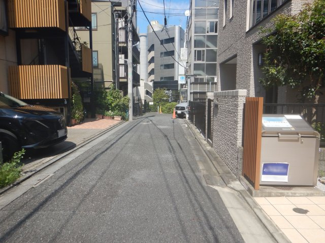 南青山3丁目中古戸建の前面道路含む現地写真