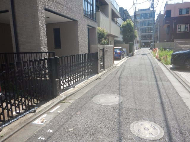 南青山3丁目中古戸建の周辺|前面道路