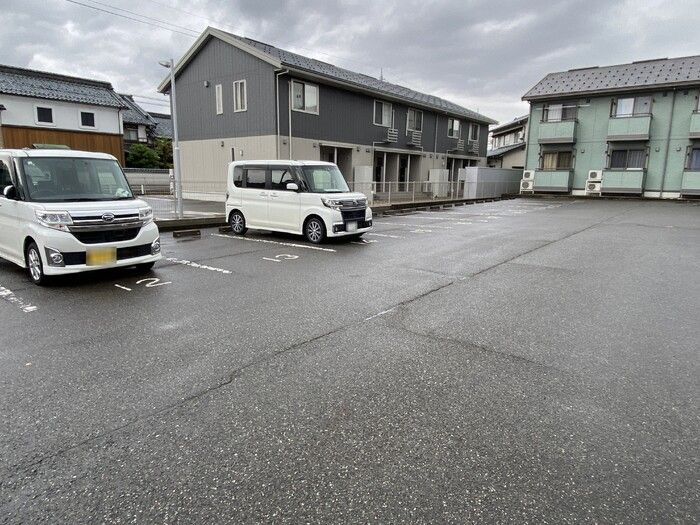 ホワイティ下馬　Ａの駐車場