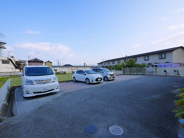 グランシャリオＡの駐車場|駐車場に車を止められます