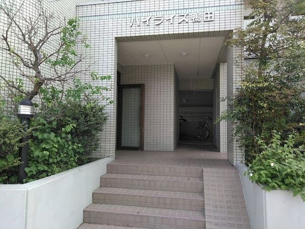 ハイライズ鴨田のエントランス