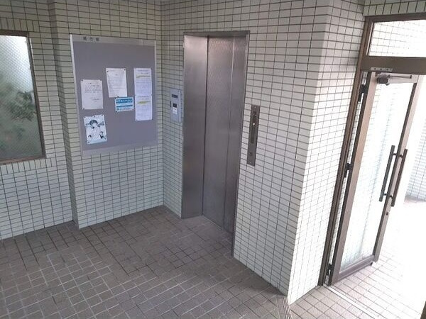 ハイライズ鴨田のエントランス