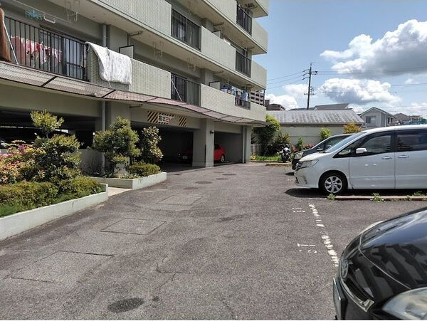 ハイライズ鴨田の駐車場
