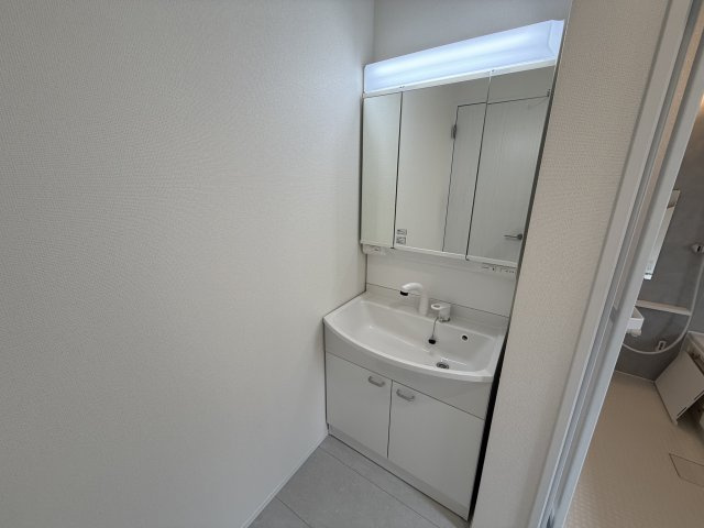ハートフルタウン前橋市光が丘町27番　B号棟の独立洗面台|【イメージ画像】シャワー水栓付き洗面台で朝の身支度もバッチリです！
洗面台には収納スペースもあり洗面室もすっきり片付きますよ！