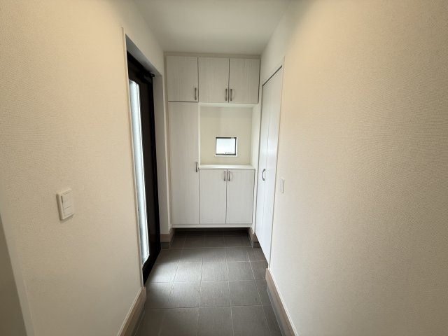ハートフルタウン前橋市光が丘町27番　B号棟の収納|収納付きの玄関です