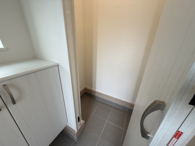 ハートフルタウン前橋市光が丘町27番　B号棟の玄関|シューズインクローゼットが標準装備！ベビーカーも収納できます！